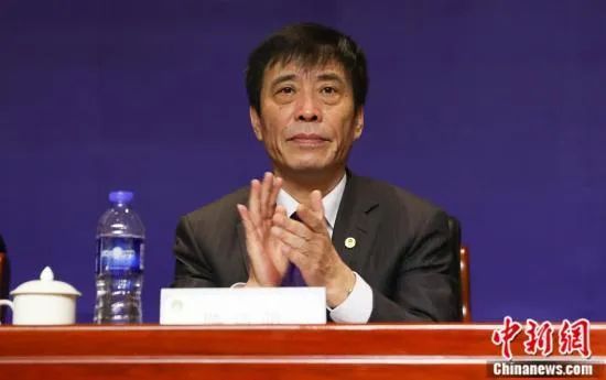 ” 刘威葳、耿乐首度联袂 正式签署《双人床条约》 2011-08-29 由刘威葳、耿乐主演的电影《双人床条约》已于近日正式开机拍摄，二人在片中饰演一对关系特殊的夫妻，并签署了独特的“双人床条约”。