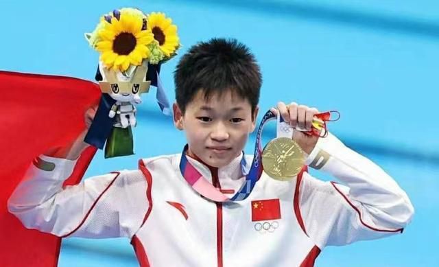 上一页12345.霉霉官宣订婚：你的英语老师和体育老师要结婚了_海外_ 消息 首页 新闻 视频 大片 影库 CCTV6 VIP影院 搜索 电影 星闻 独家 更多 专题 图片 视频 滚动 首页 新闻 大片 影库 CCTV6 VIP影院 客户端 电影网>新闻>明星资讯 霉霉官宣订婚：你的英语老师和体育老师要结婚了 时间：2025.08.27 ： 作者：迪莫 ： 共5张 8月26日，“霉霉”泰勒·斯威夫特无预警官宣喜讯！