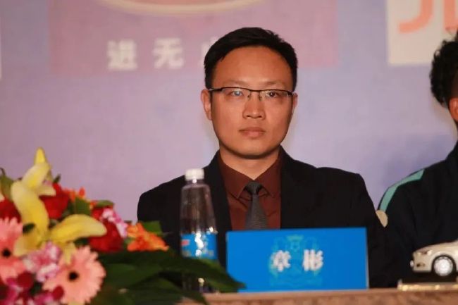 朱丽安·摩尔再凭《依然爱丽丝》获影后，她身穿美艳红裙，手捧奖杯，笑容灿烂。